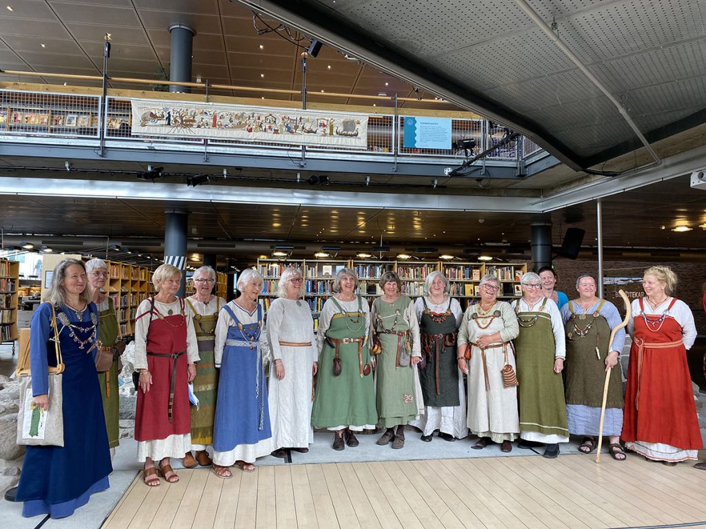 Oseberg Tekstilgruppe med Osebergtapetet på Tønsberg og Færder Bibliotek. Foto: Børge Knutsen
